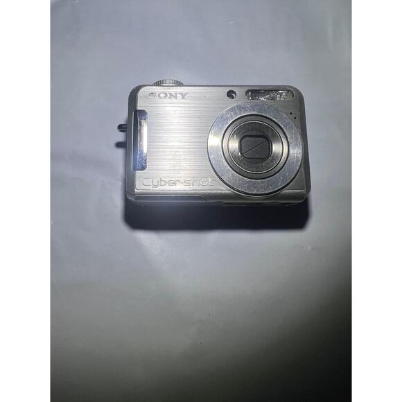 Sony Cyber-shot DSC-S700 Digital Camera 7.2MP 3x Optical Zoom Silver Powers On - Picture 1 of 16